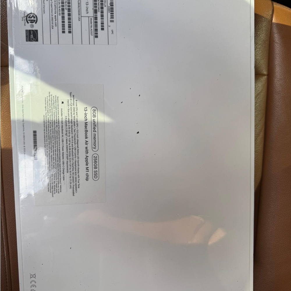 macbook 13 inch with apple m1 chip 8gb unifed memory 256 gb brand new